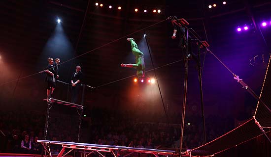 High Five - gewagte Sprünge, Überschläge und Salti auf Trampolin und Fangstuhl  bei der Premiere des 2. Winterprogrammes 2018 des Circus Krone (©Foto: Martin Schmitz)